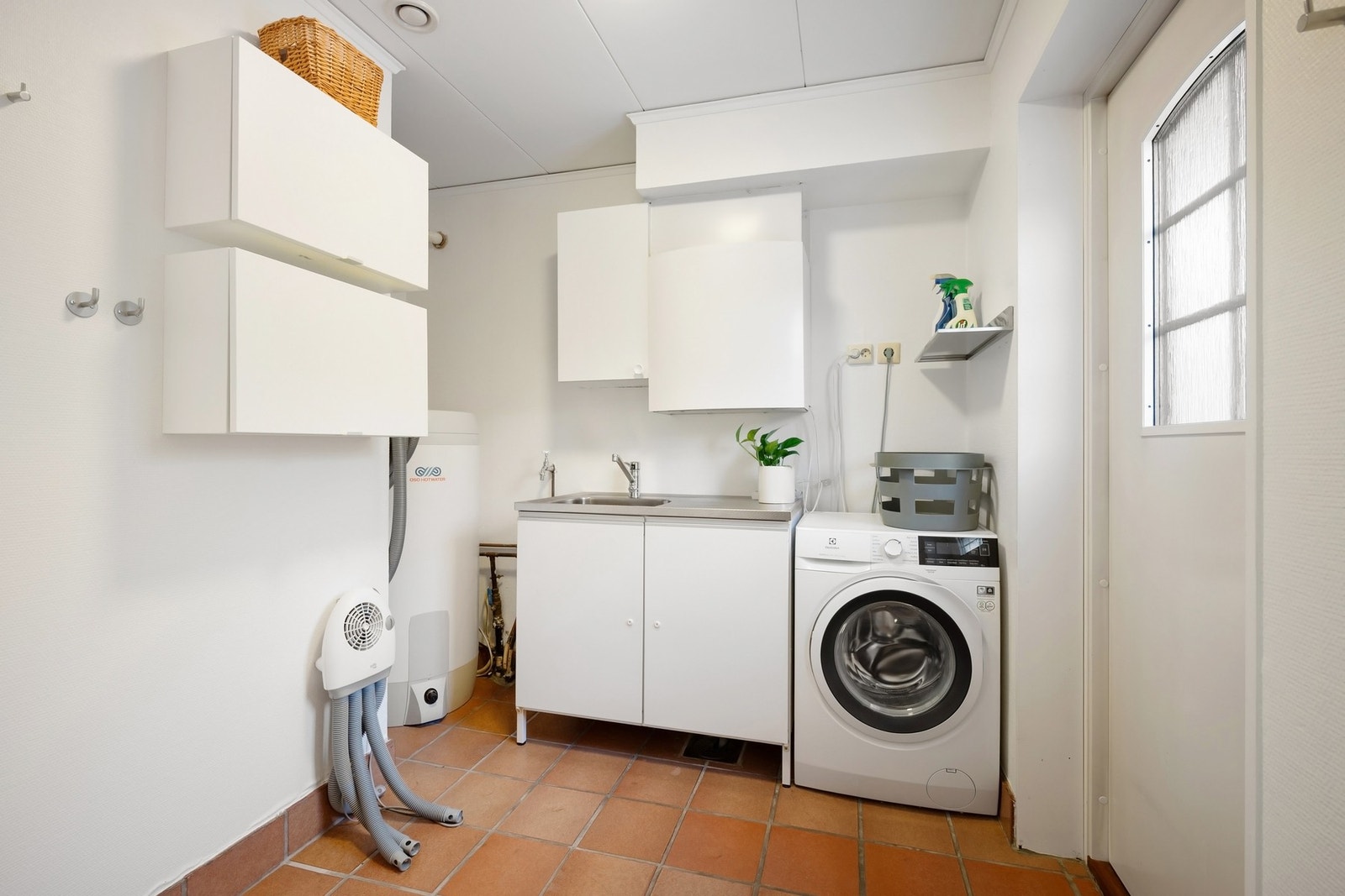 Praktisk vaskerom i 1.etg. med dør direkte ut til hagen/tomten. Galleribilde