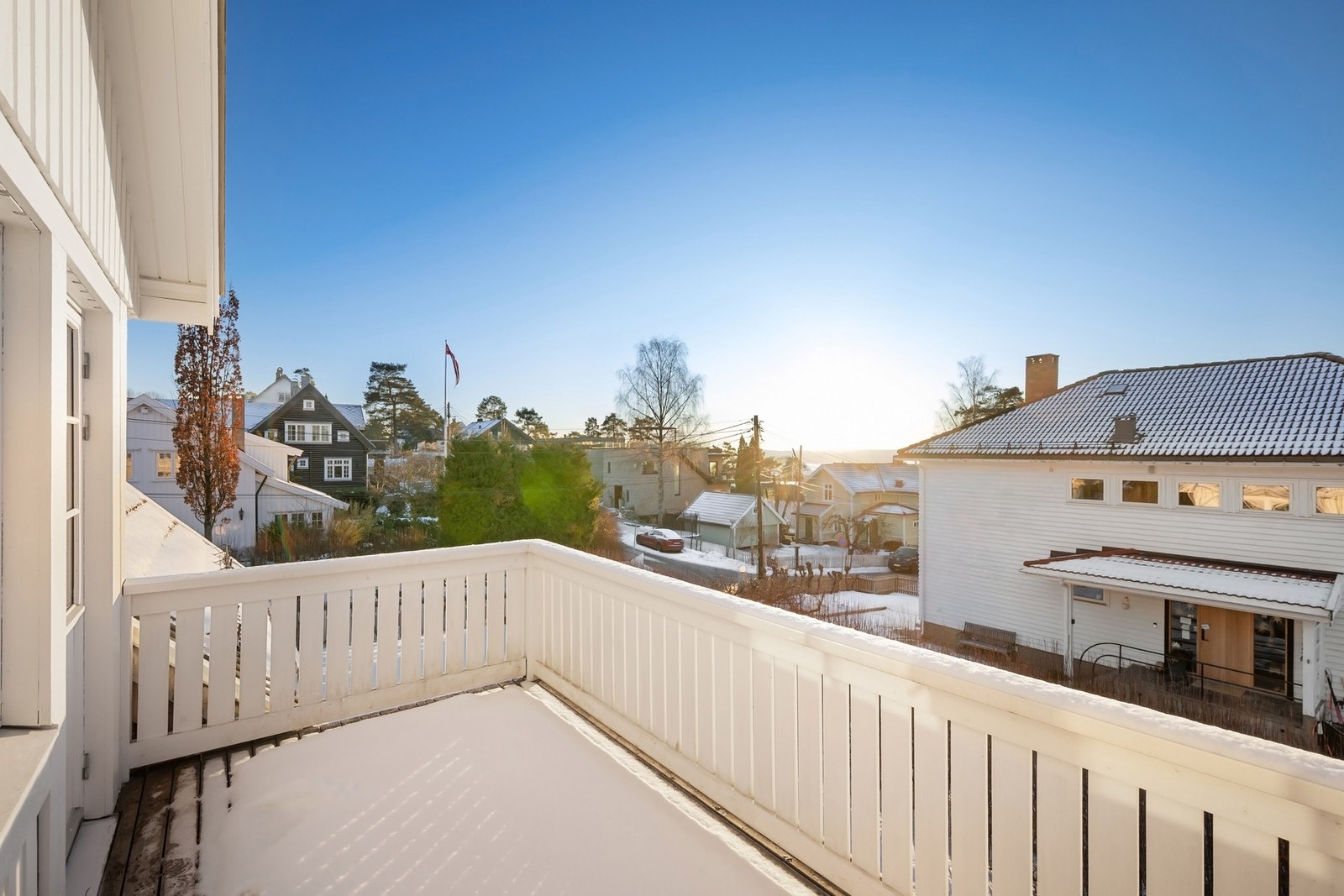 Herfra er det utgang til solrik balkong på ca. 8 m² og utsikt mot sjøen. Galleribilde