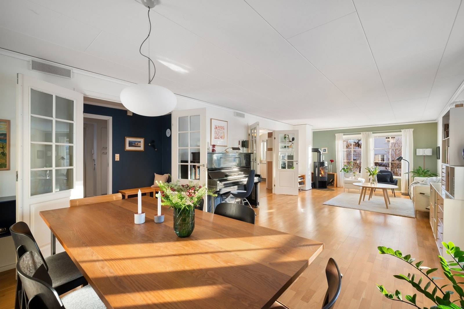 Innvendig fremstår boligen lys og trivelig, med store vindusflater og god romfølelse. Galleribilde