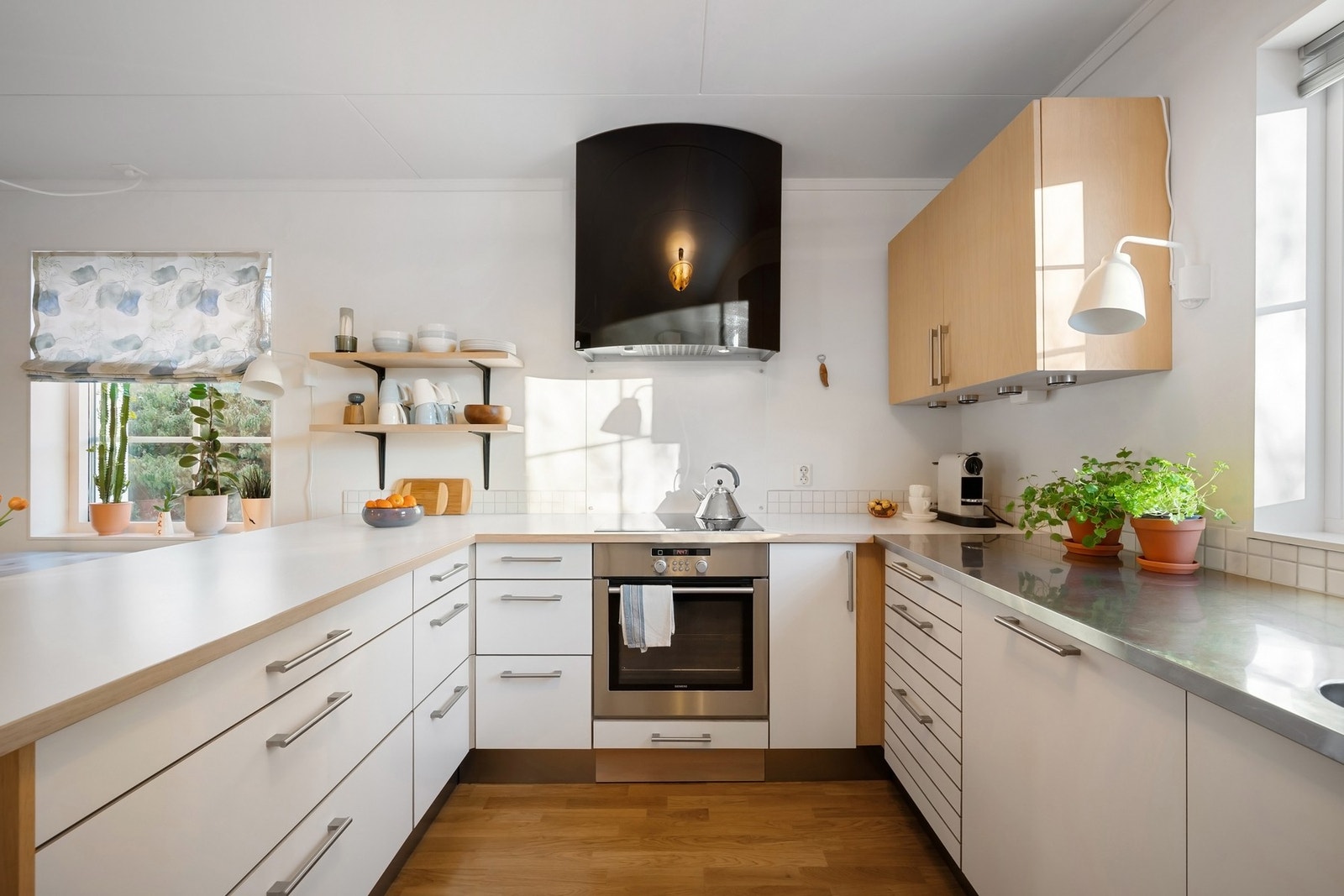 Kjøkkeninnredning fra Invita med glatte fronter. Galleribilde