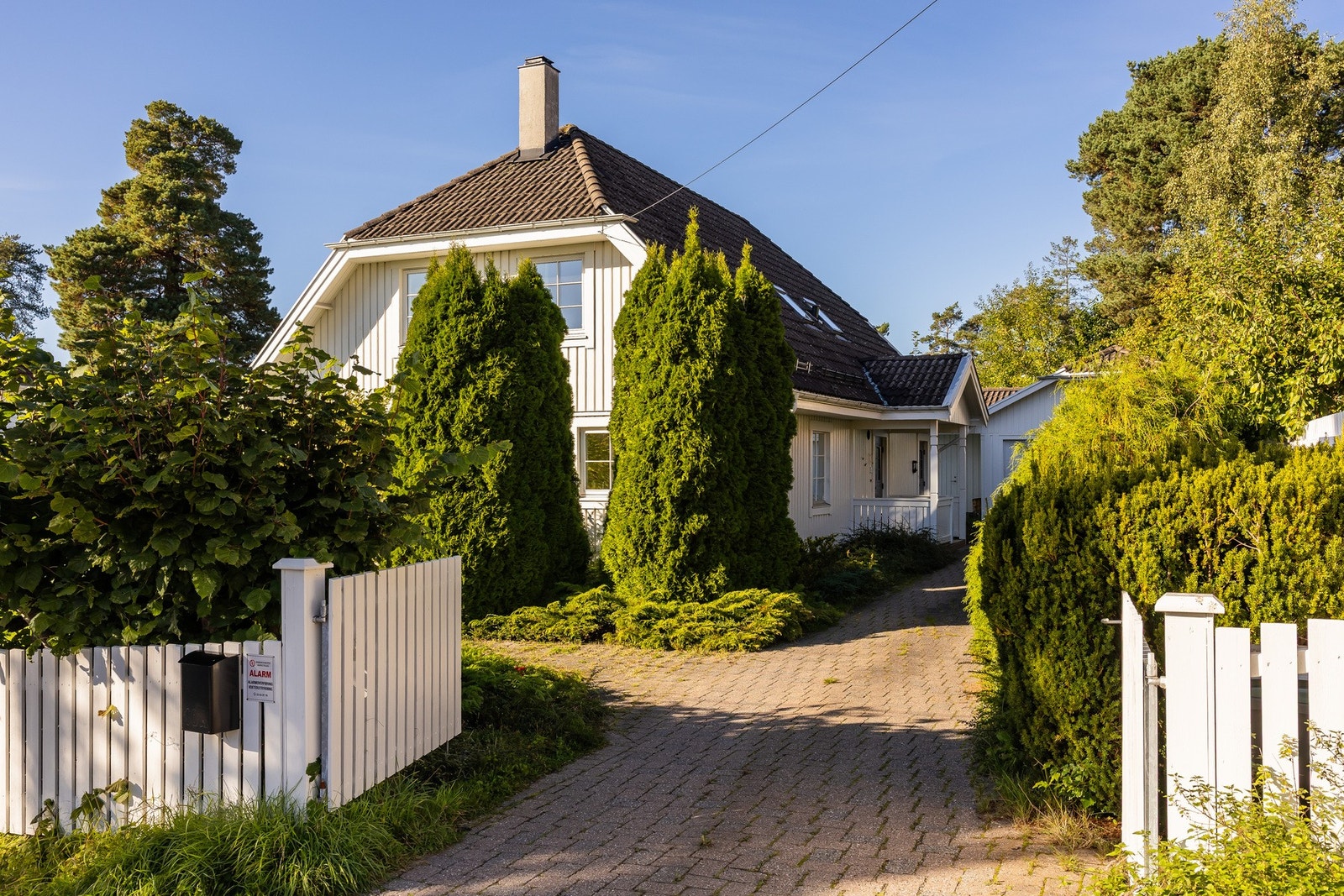 Nytt gjerdet mot Skogroveien, pluss port/portstolper i 2022. Galleribilde