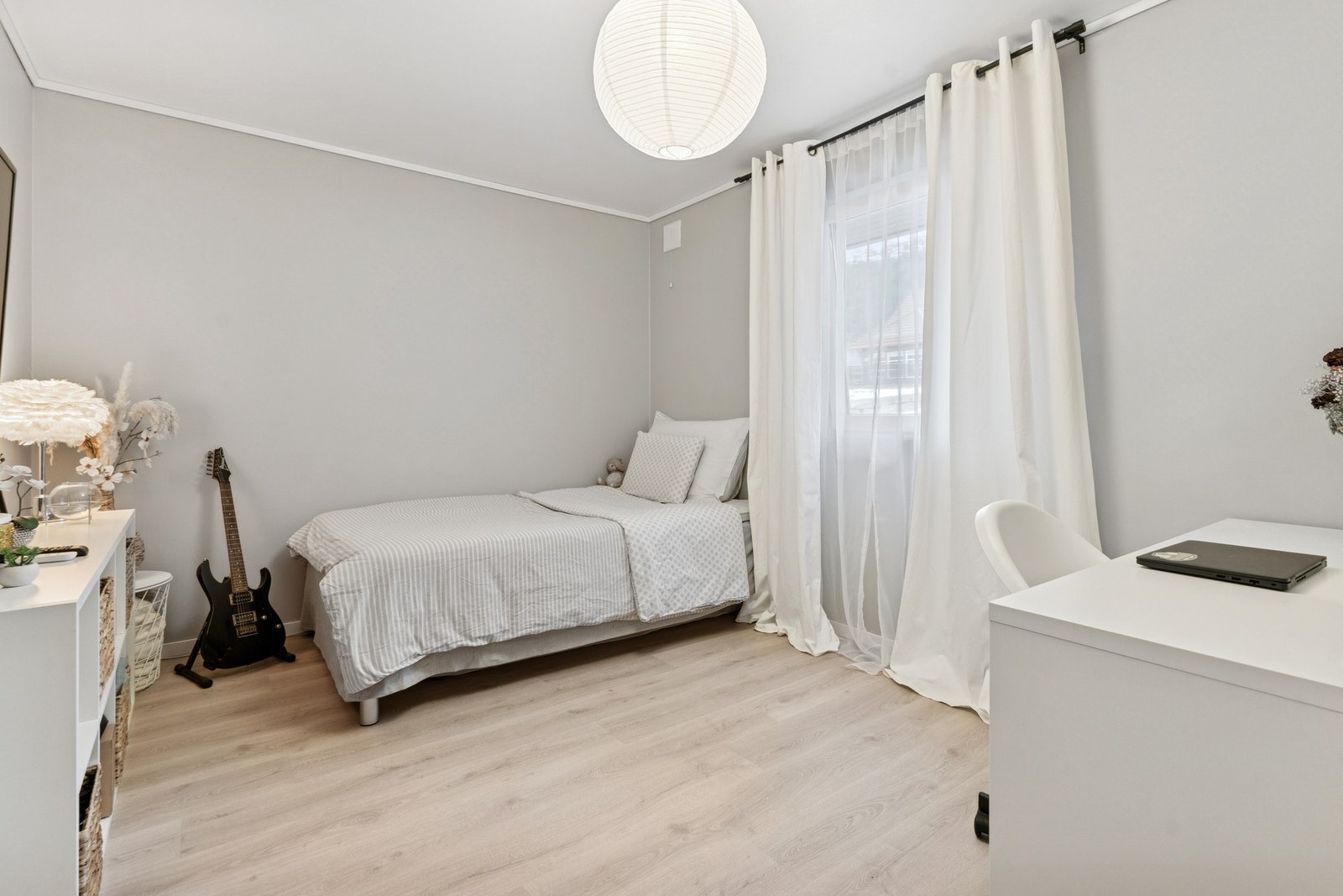 Soverom nummer to er også av god størrelse og har flere møbleringsmuligheter. Galleribilde