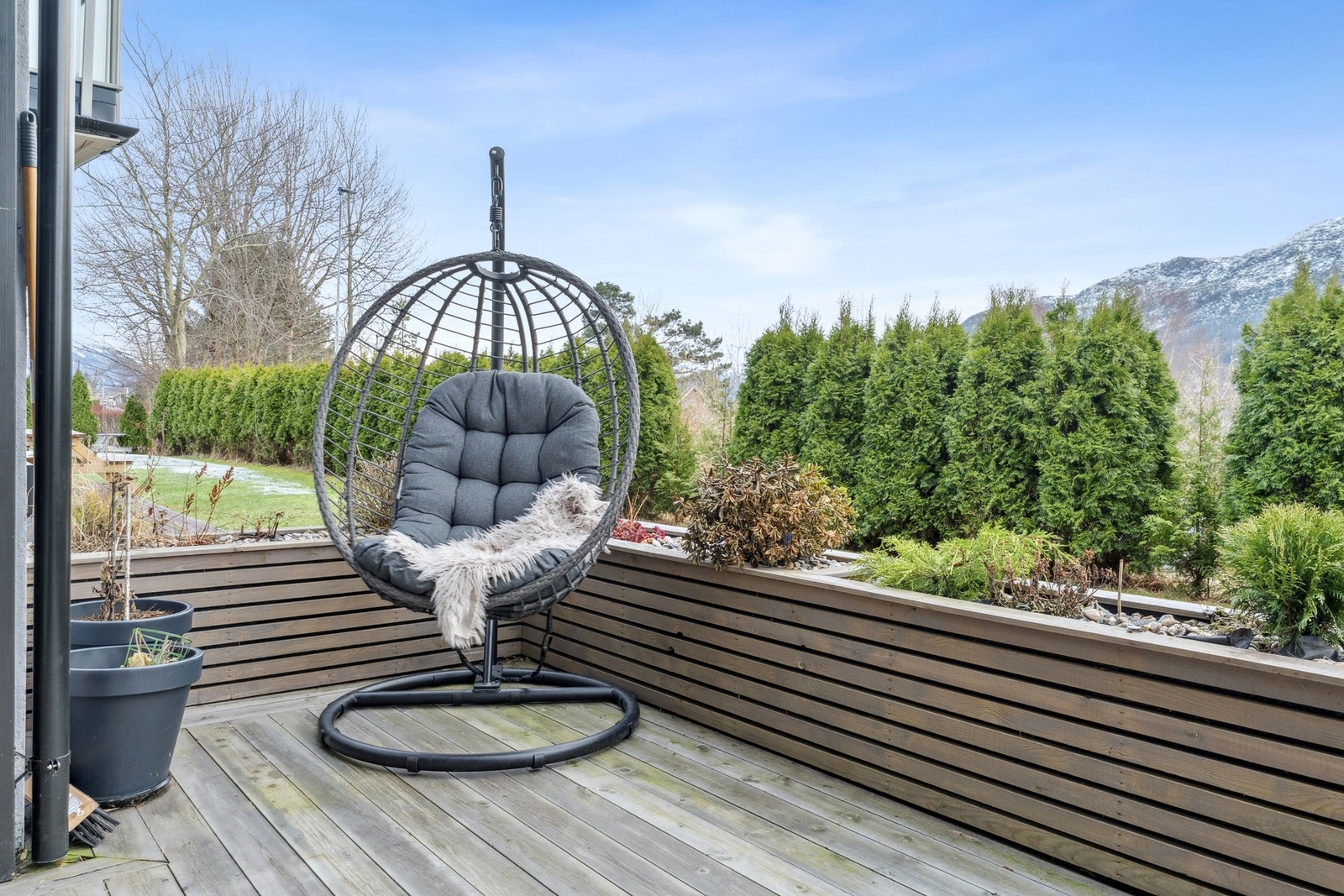 Terrassen er gjerdet inne med plantekasser, her har du et fint og gjennomgående uttrykk. Galleribilde