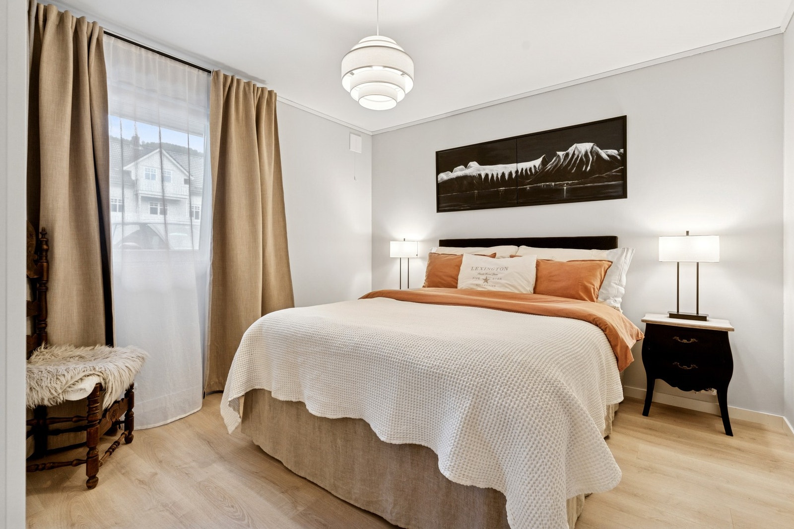 Hovedsoverommet er av god størrelse og har god plass til seng og annet møblement. Galleribilde