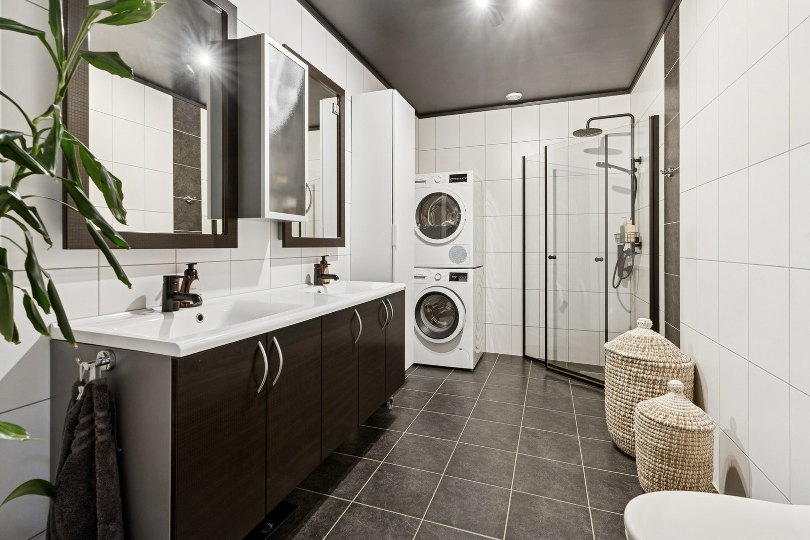 Stilrent kombinert bad- og vaskerom Galleribilde