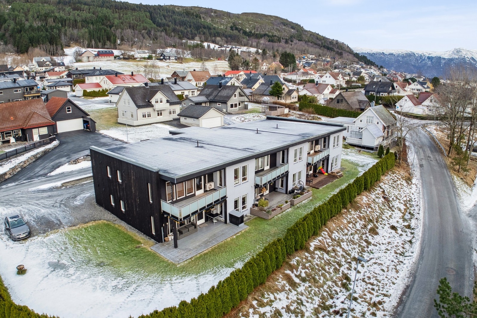 Leiligheten ligger i sameie med gåavstand til Hareid sentrum. Galleribilde