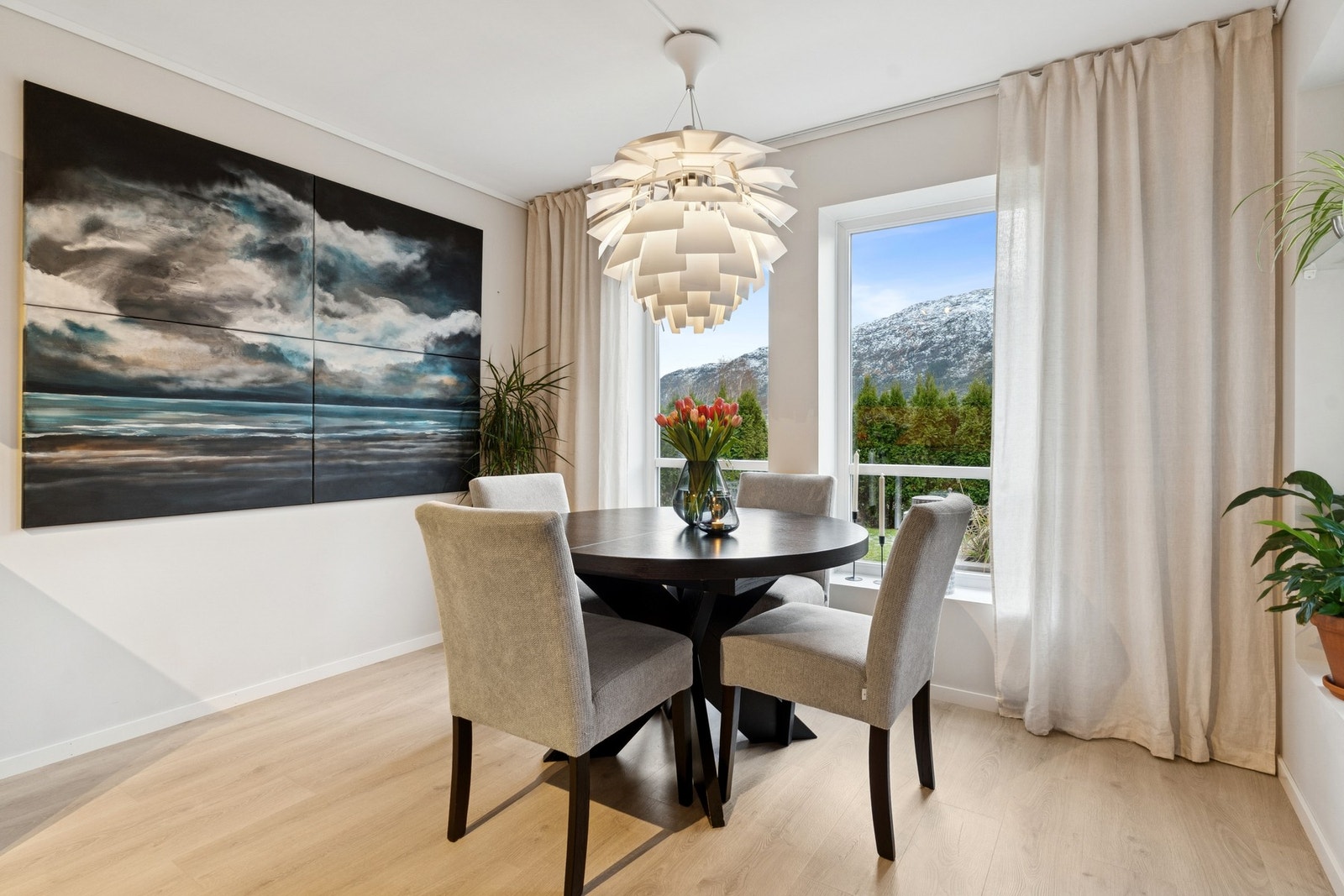 Selv på bakkeplan har du utsikt mot Melshornet. Galleribilde