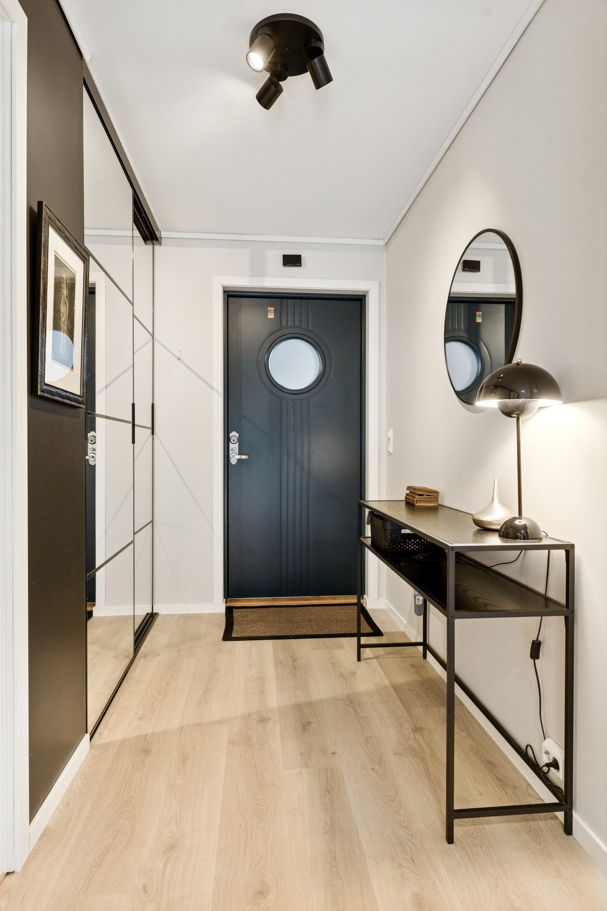 Velkommen inn! Den praktiske skyvedørsgarderoben finner du rett ved inngangsdøren. Galleribilde