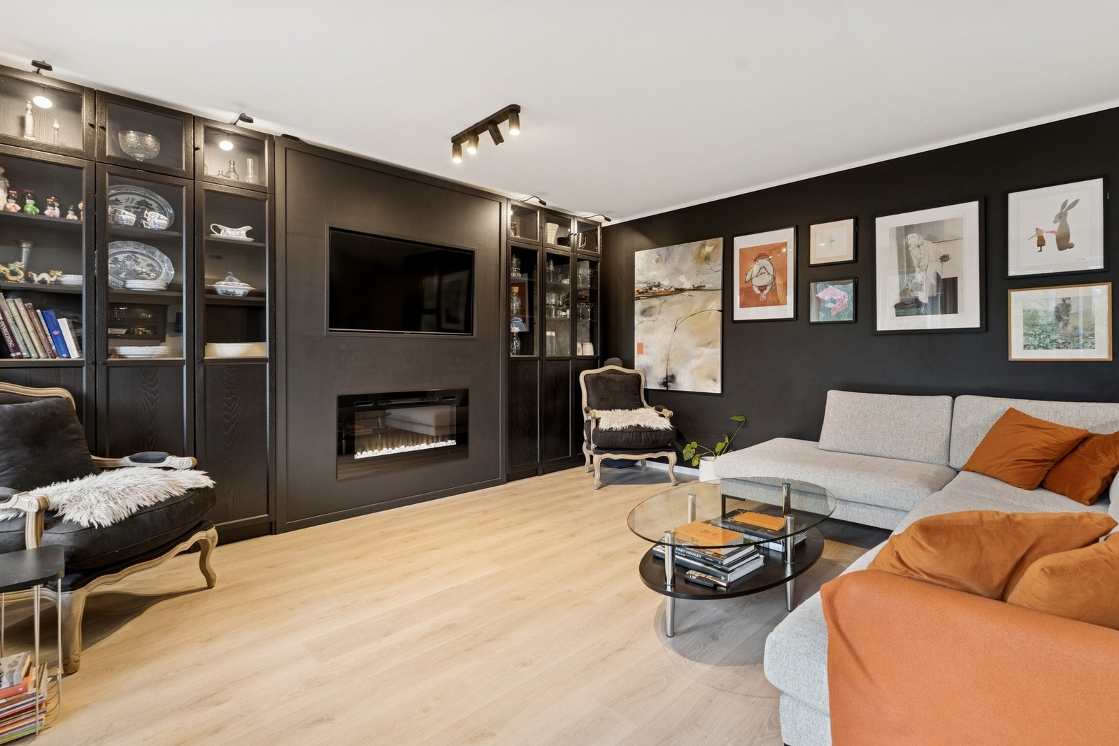 Her har du en romslig åpen stue- og kjøkkenløsning. Galleribilde