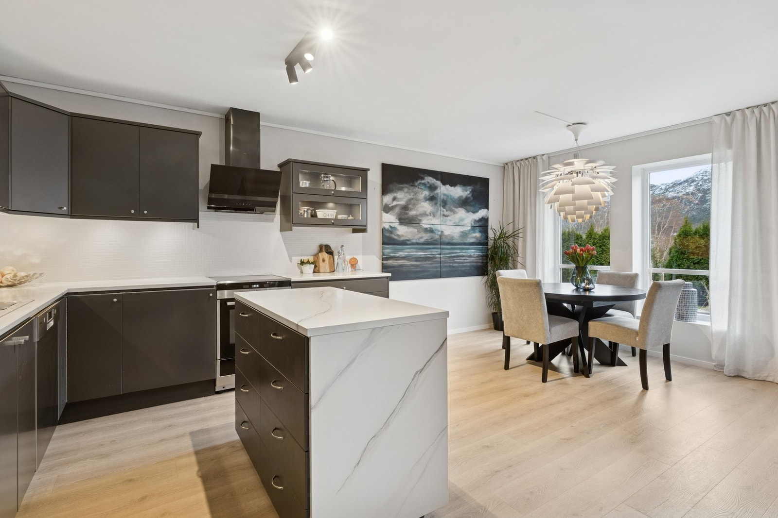 På kjøkkenet er det laget til en praktisk spisekrok hvor det er god plass til spisebord. Galleribilde