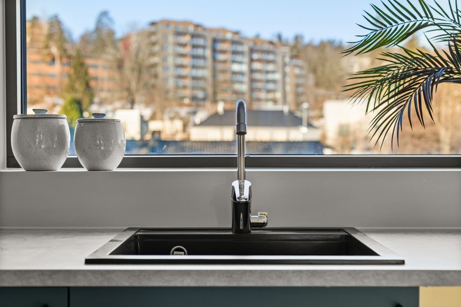 Romslig kjøkken med god skap- og benkeplass. Innredningen er fra kvalitetsleverandøren JKE kjøkken. Det er montert platetopp og ventilator Galleribilde