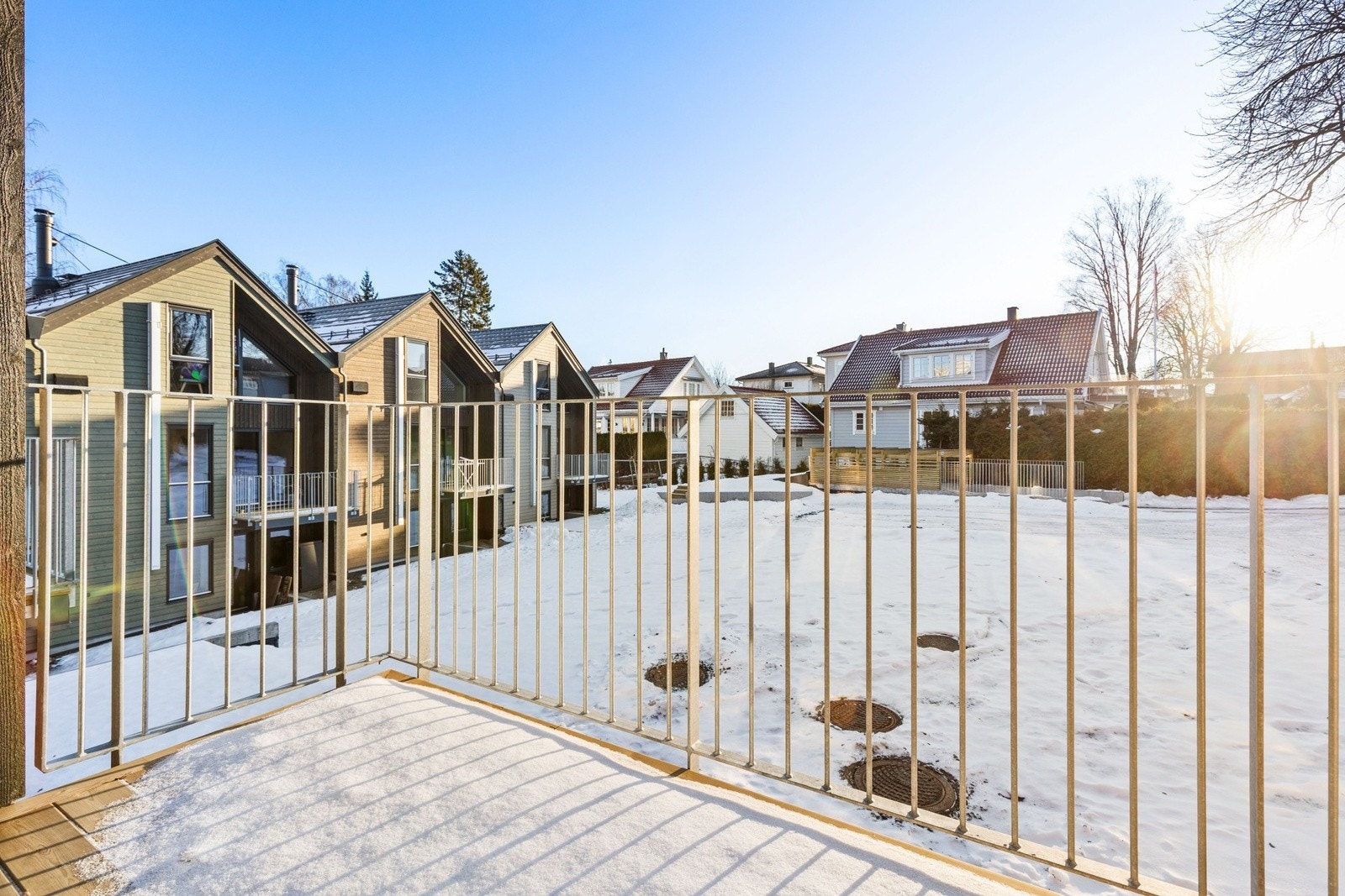 Solrik beliggenhet . Balkong ut fra stuen og privat markterrasse mot barnevennlig tun Galleribilde