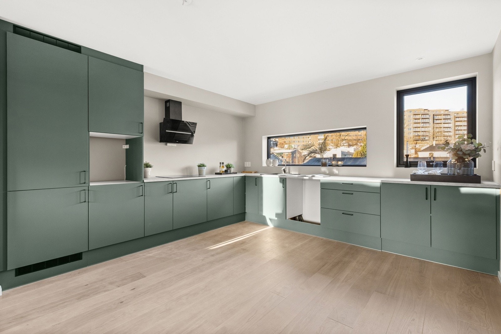 Romslig kjøkken med god skap- og benkeplass. Innredningen er fra kvalitetsleverandøren JKE kjøkken. Det er montert platetopp og ventilator Galleribilde