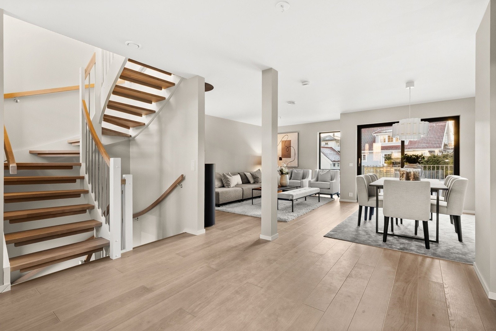 2. etasje er en stor sosial sone med gjennomgående naturlig lys Galleribilde