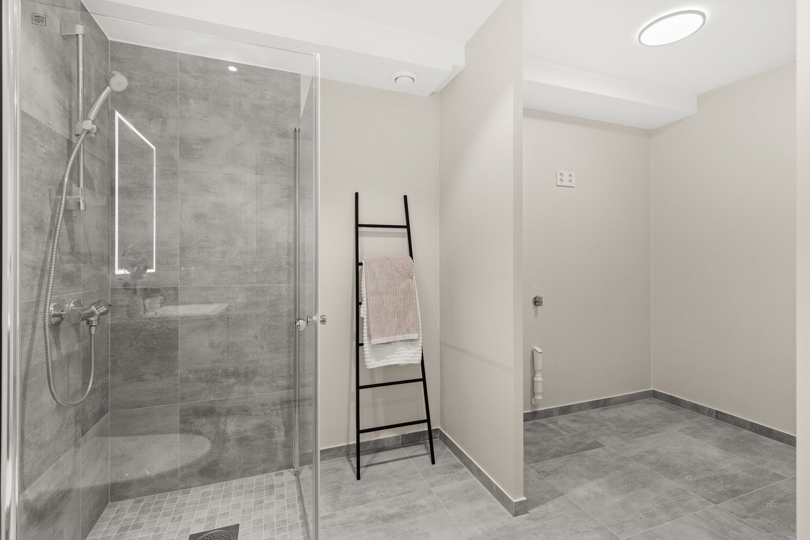 Stort bad med opplegg for vaskemaskin Galleribilde