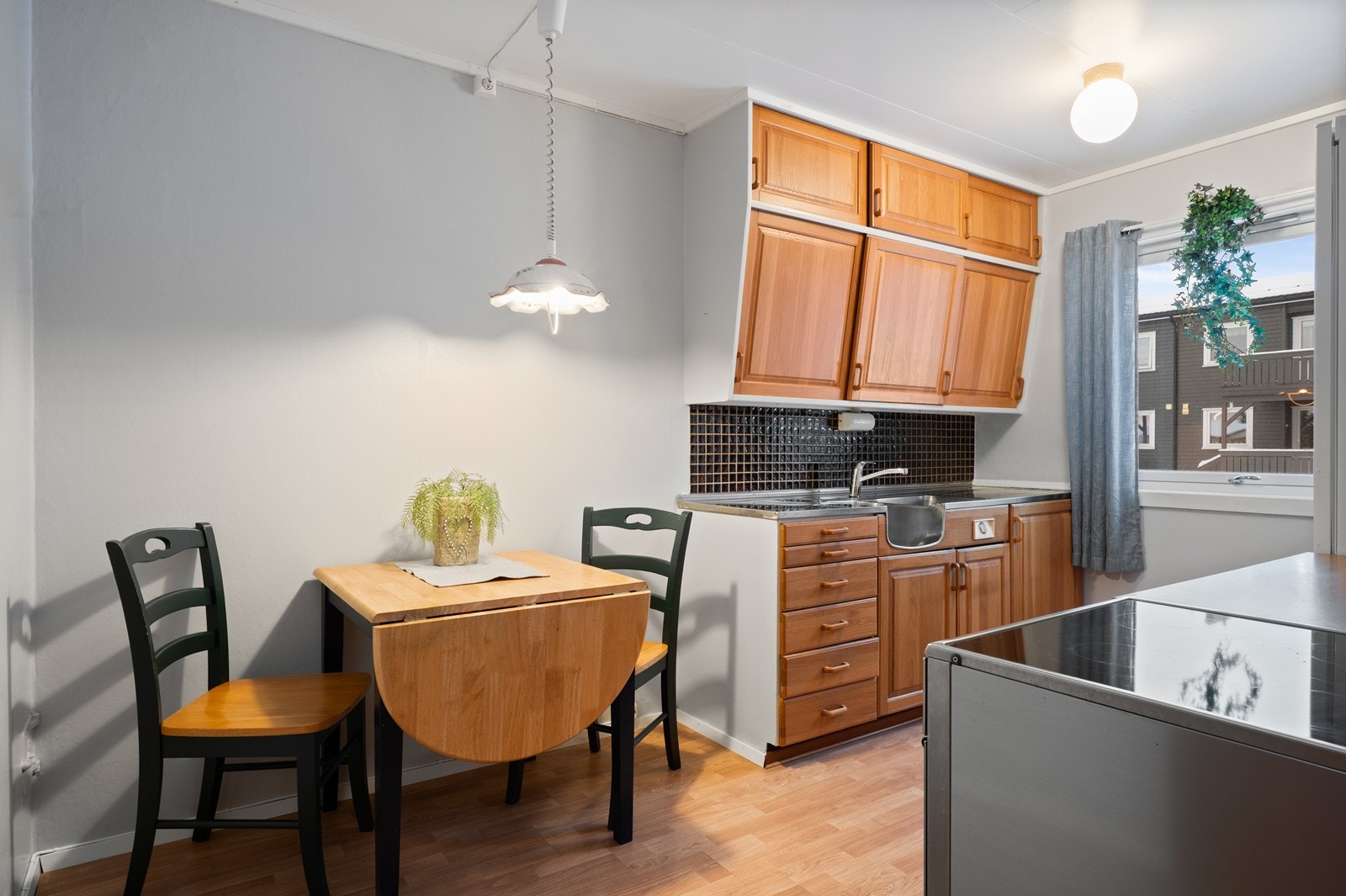 Kjøkkenet har en egen spiseplass for de raske måltidene. Galleribilde