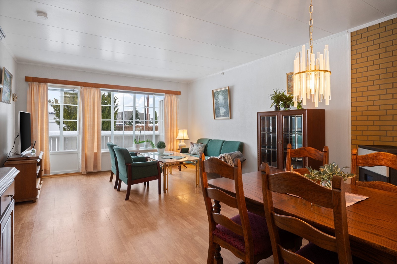 Stuen er et romslig oppholdsrom med plass til både sofagruppe og spisebord. Galleribilde