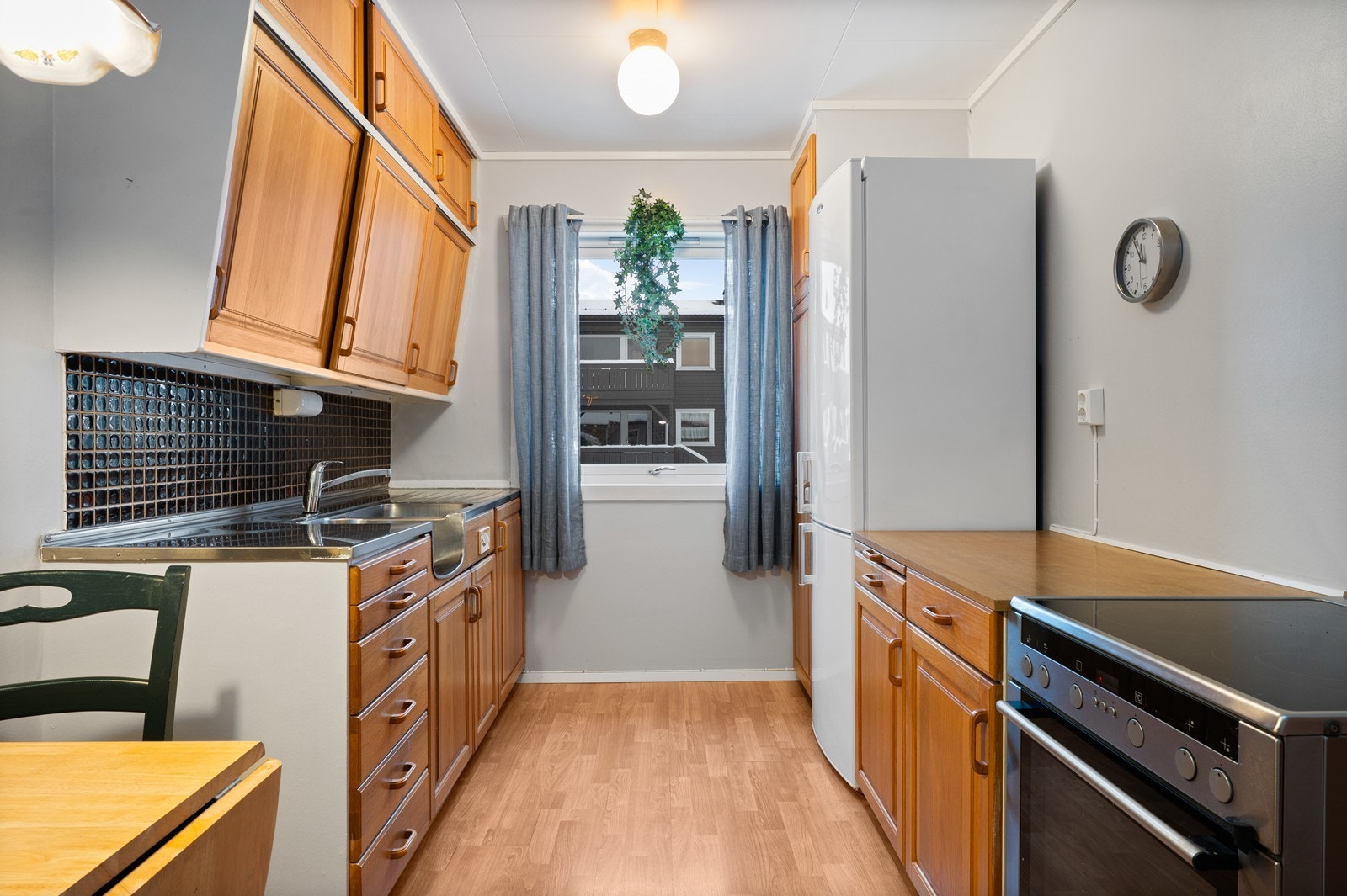 Kjøkkenet er funksjonelt innredet med god skap- og benkeplass. Galleribilde