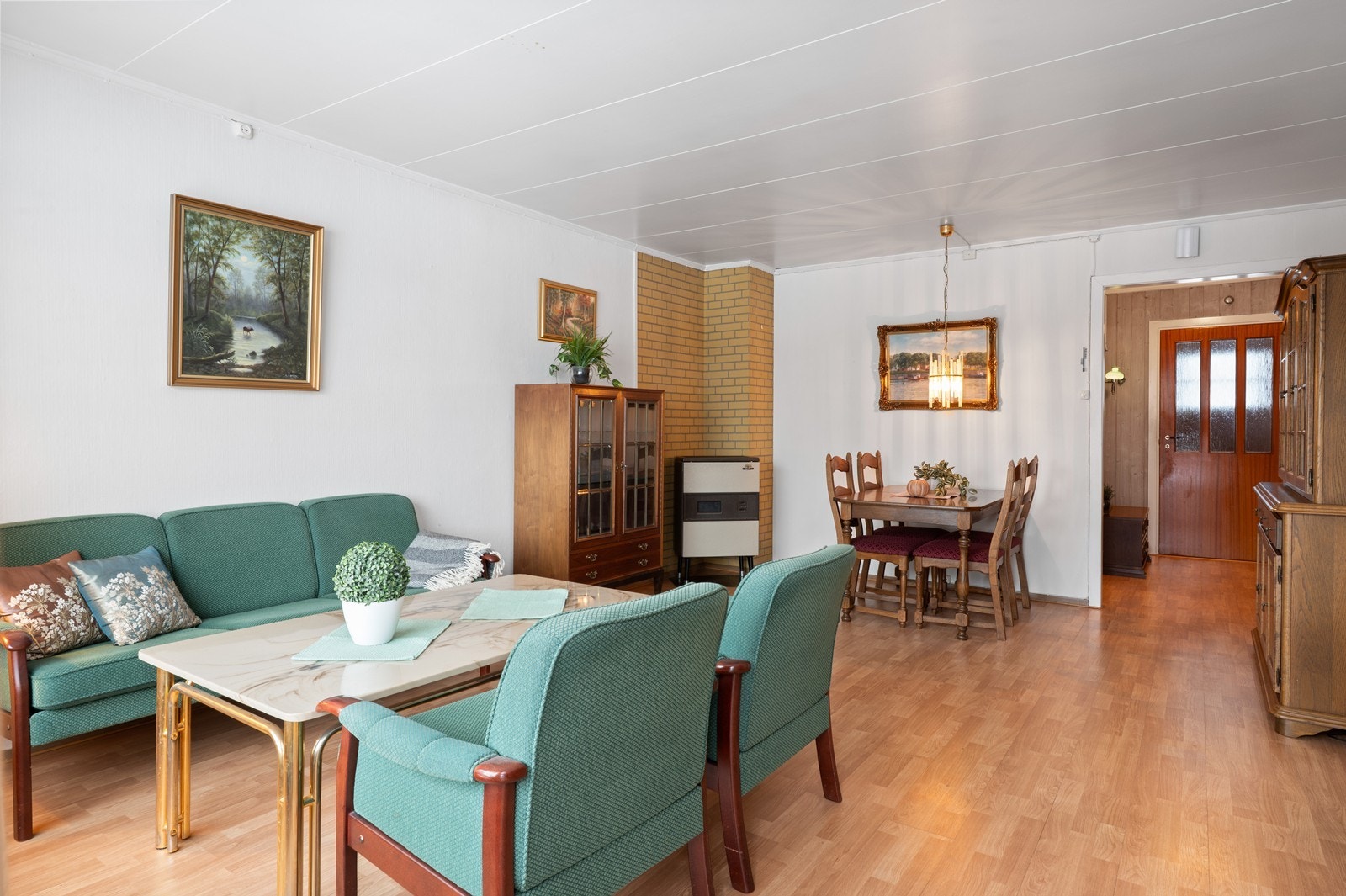 Stuen har en naturlig sone for spiseplass, et hyggelig samlingspunkt for måltider. Galleribilde