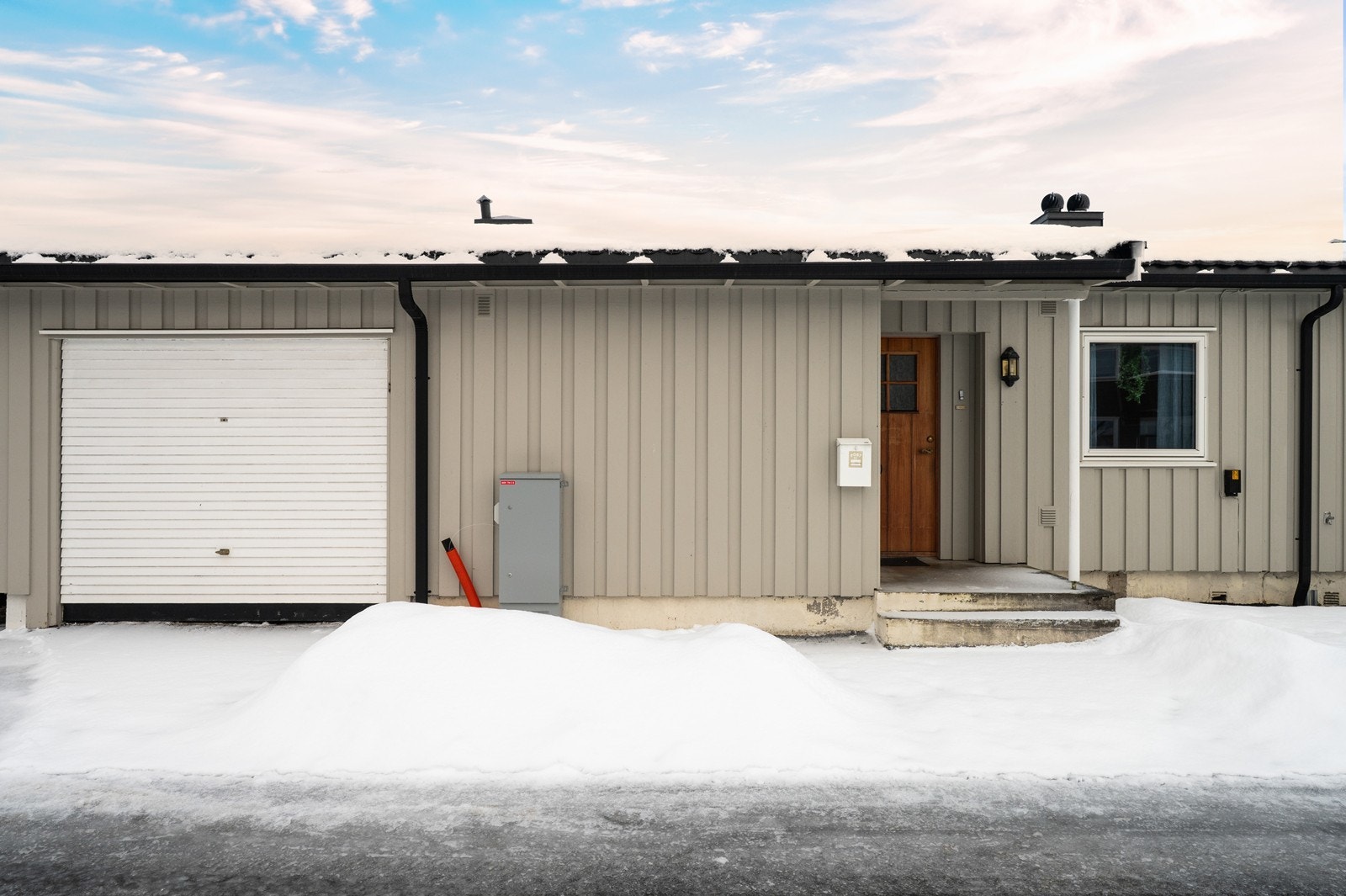 Praktisk andelsleilighet i rekke med integrert garasje og overbygget inngangsparti. Galleribilde