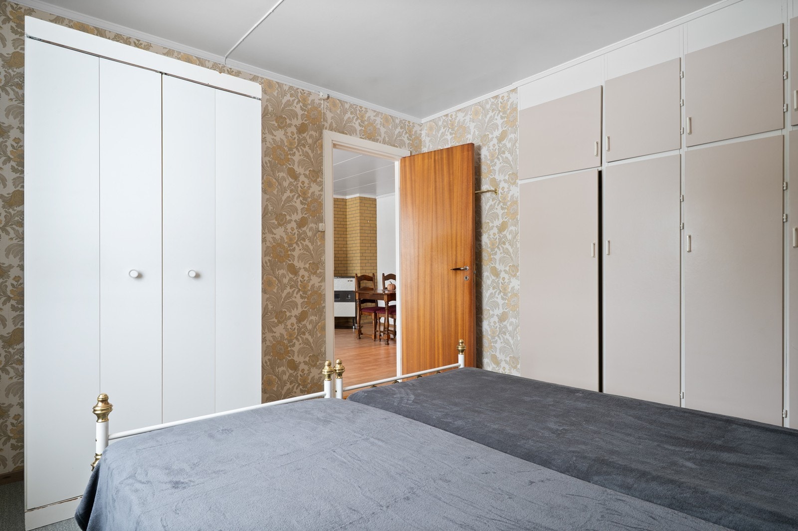 Rikelig med garderobeplass på hovedsoverommet med flere skapløsninger. Galleribilde