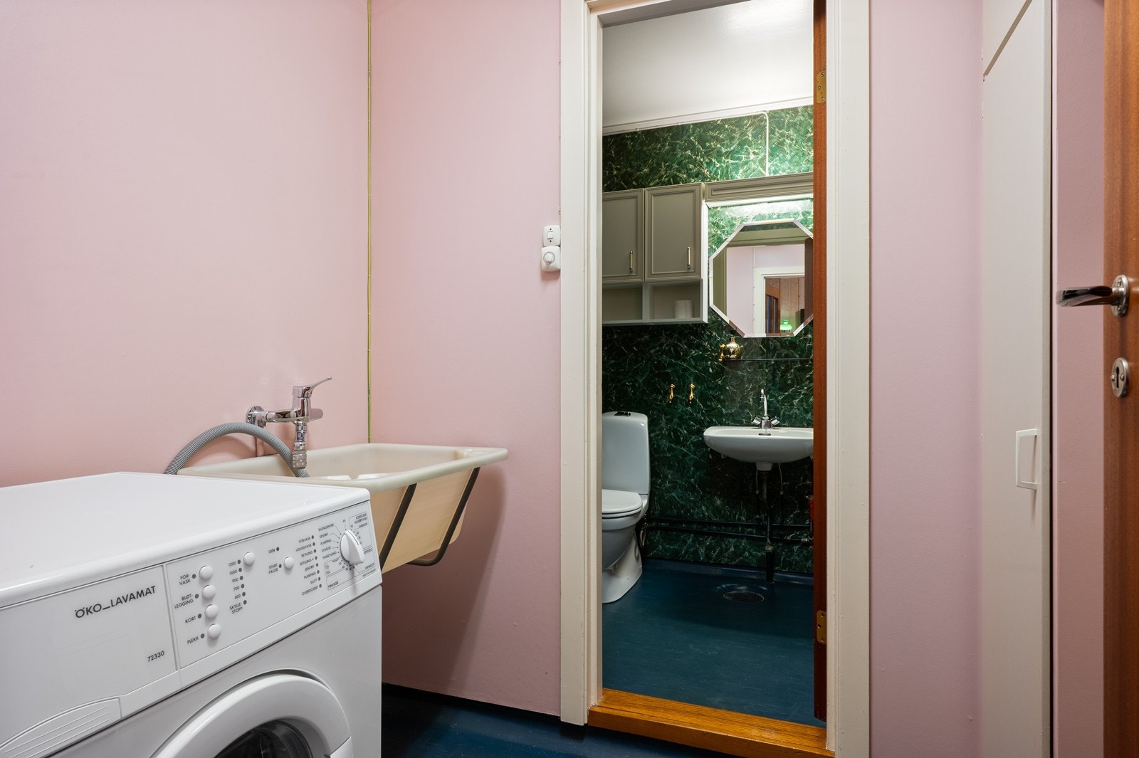 Separat vaskerom med opplegg for vaskemaskin og tilknytning til gjestetoalett. Galleribilde