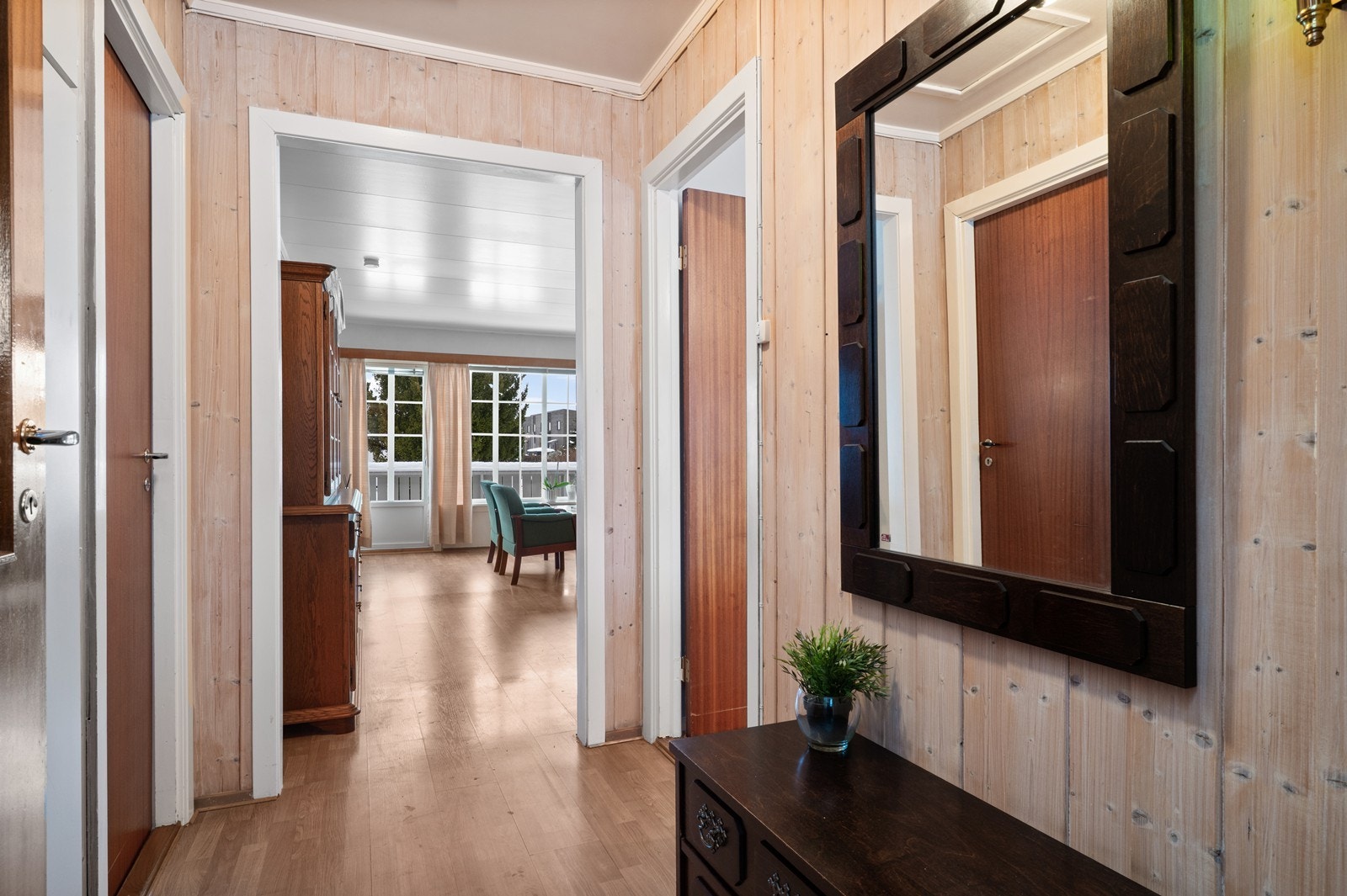 Fra entréen er det direkte tilgang til stuen og boligens sosiale soner. Galleribilde