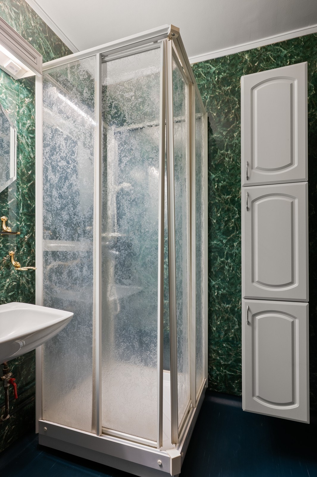 Gode oppbevaringsløsninger på badet med både overskap og høyskap. Galleribilde