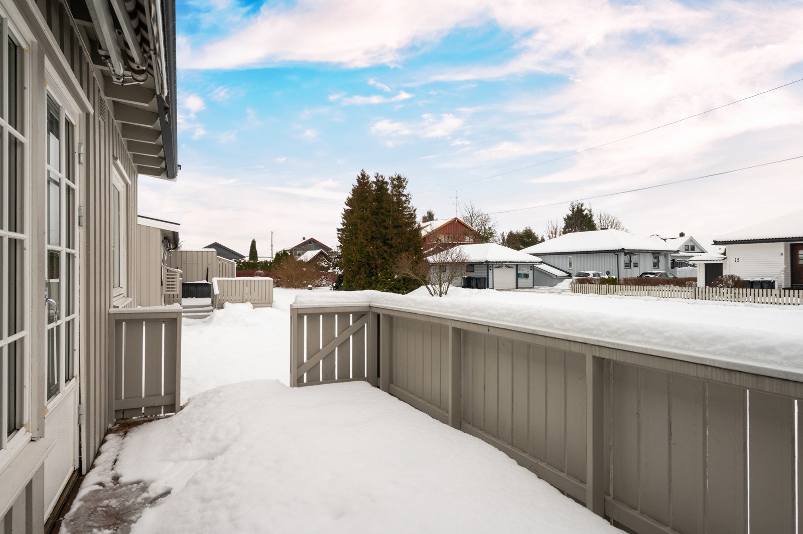 Terrassen strekker seg langs boligens fasade og gir en fin, privat uteplass. Galleribilde