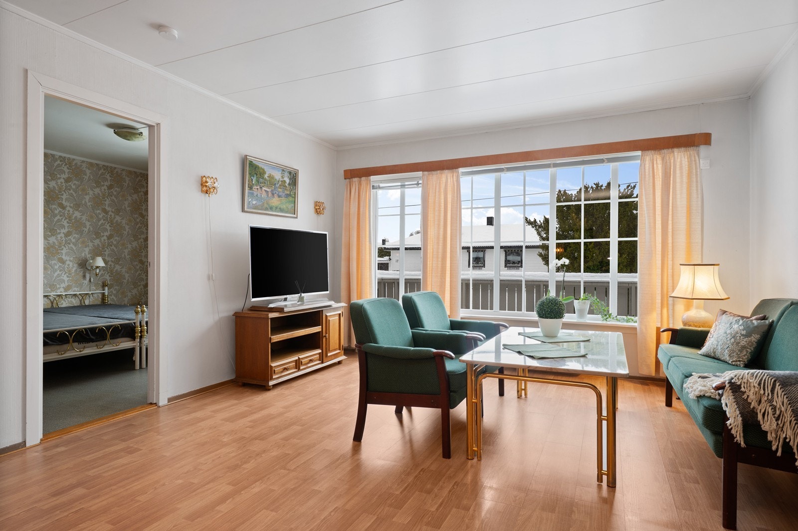 Store vindusflater gir rikelig med naturlig lys inn i stuen. Galleribilde