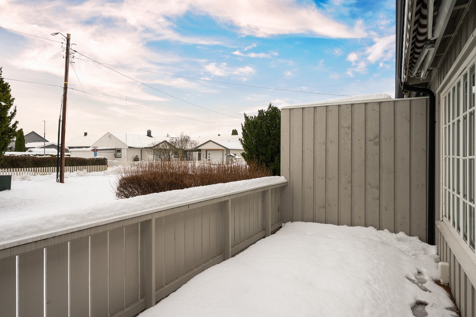 Fra uteplassen er det utsikt over det rolige og etablerte nabolaget. Galleribilde