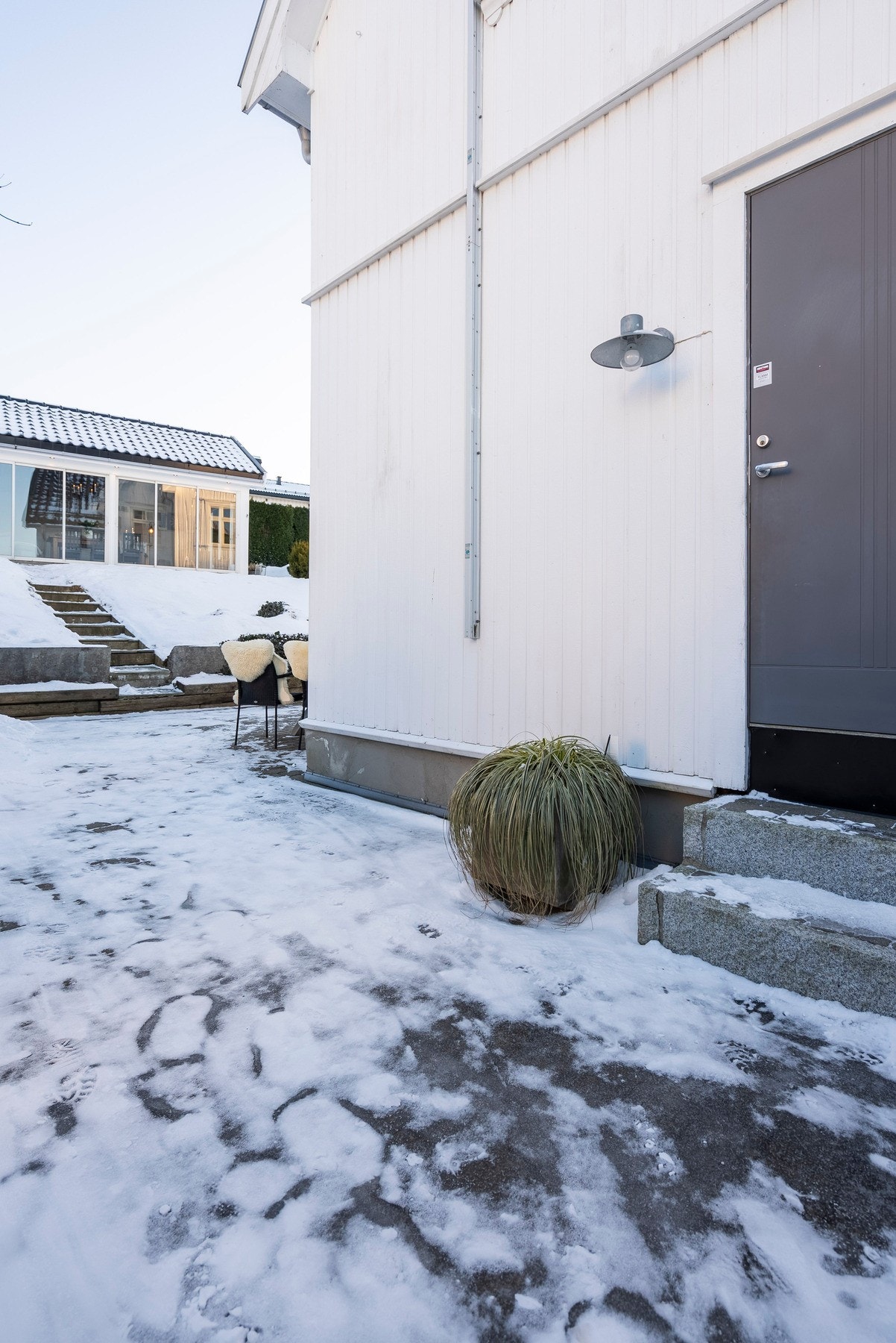 Det er sideinngang til gjestetoalett. Praktisk ved besøk i utestuen Galleribilde