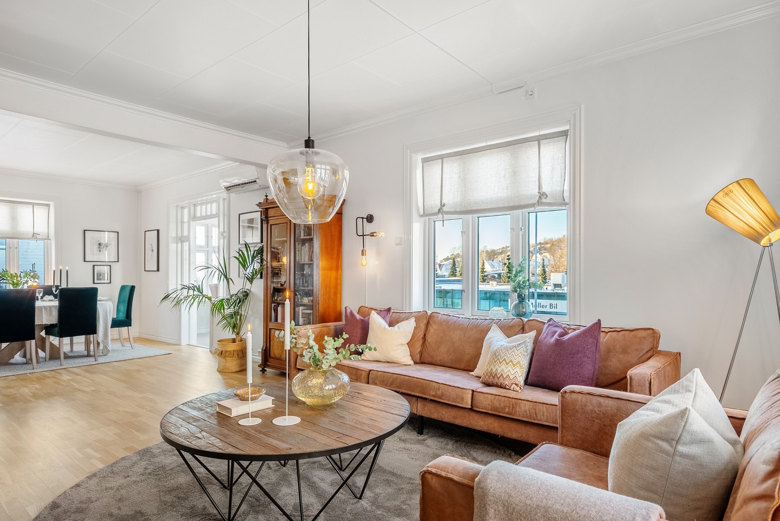 Stor stue med flotte vinduer Galleribilde