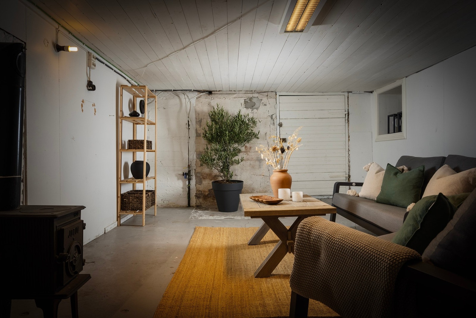 Romslig kjeller med boder og lagringsplass Galleribilde