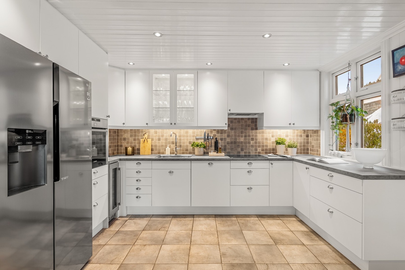 Rikelig med skap og innredning Galleribilde