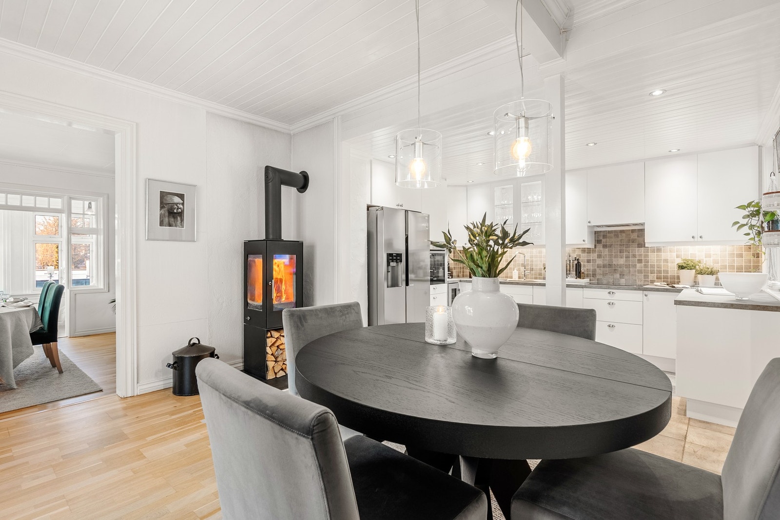 Fin spiseplass på kjøkkenet for hverdagen Galleribilde