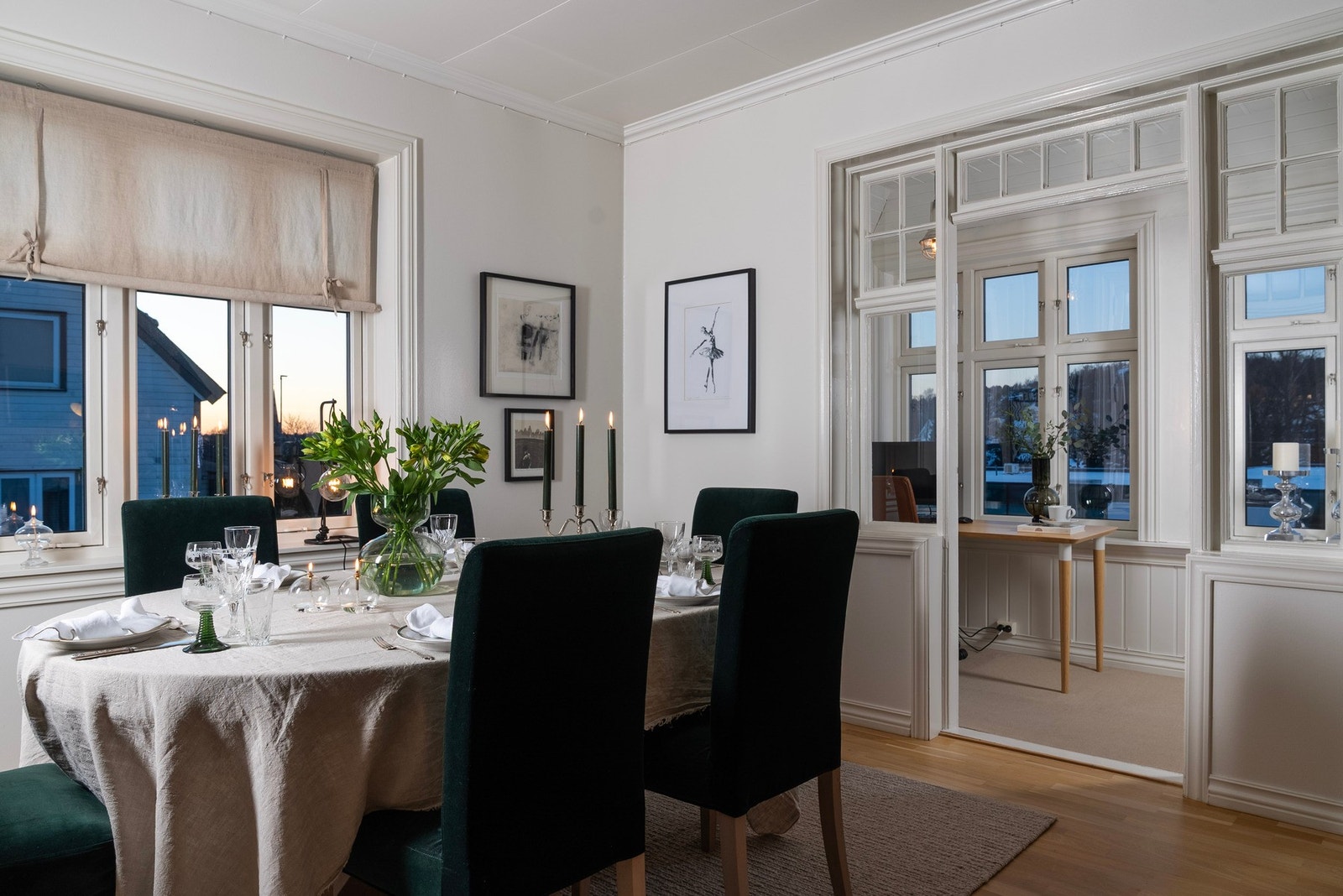 Spisestue med utgang til "glassveranda" Galleribilde