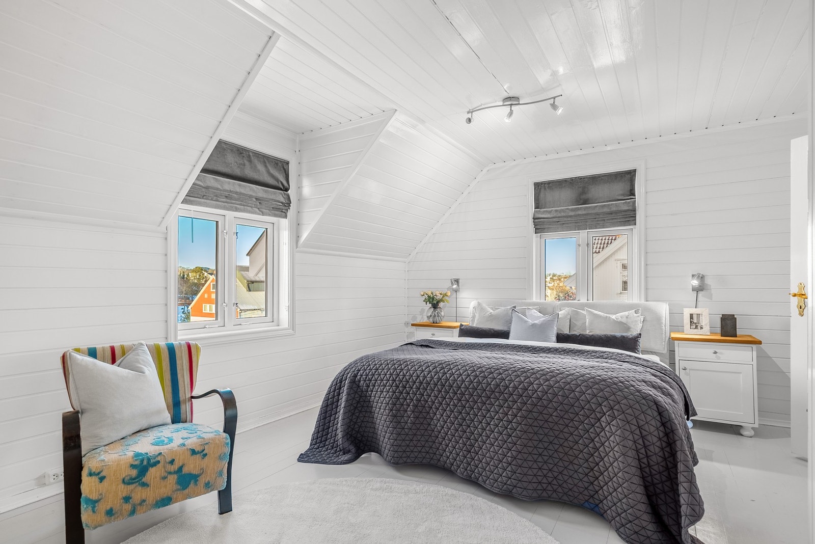 Lyst og lekkert med 2 vinduer Galleribilde