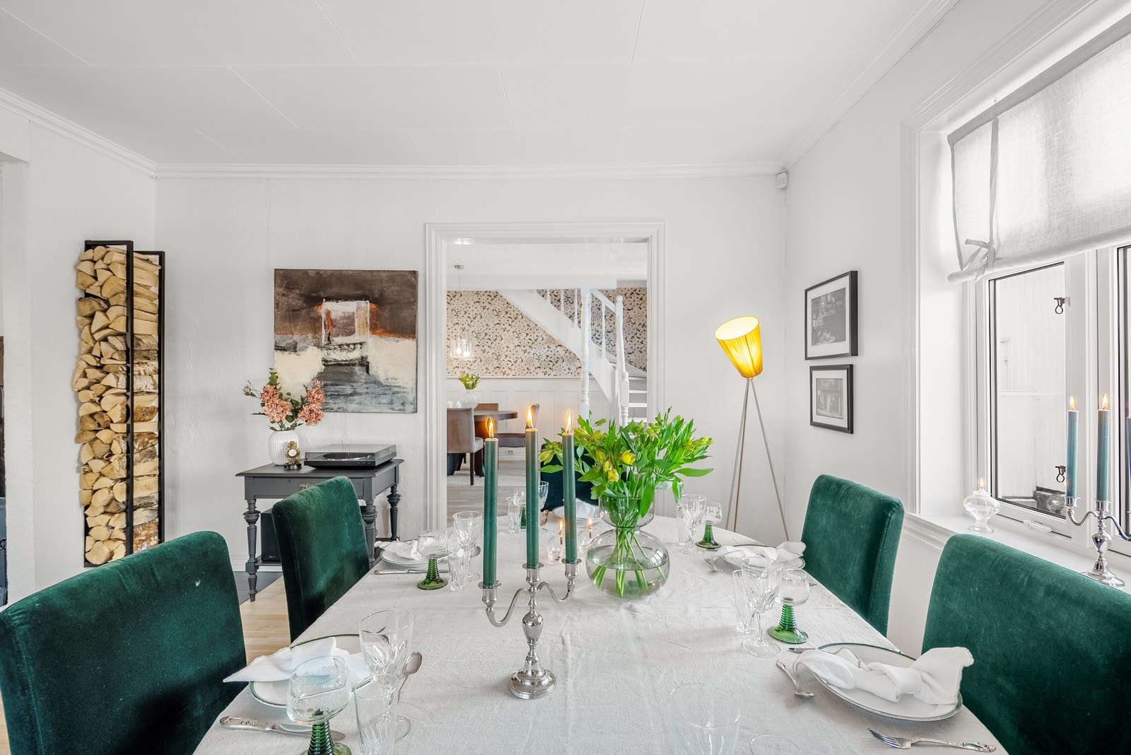 Spisestuen i tilknytning til kjøkkenet Galleribilde