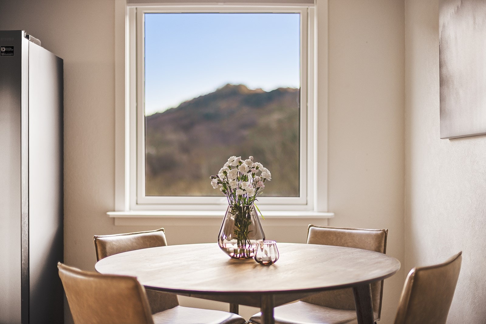 Her er det 3-stavs eikeparkett på gulv og god plass til romslig spisebord Galleribilde