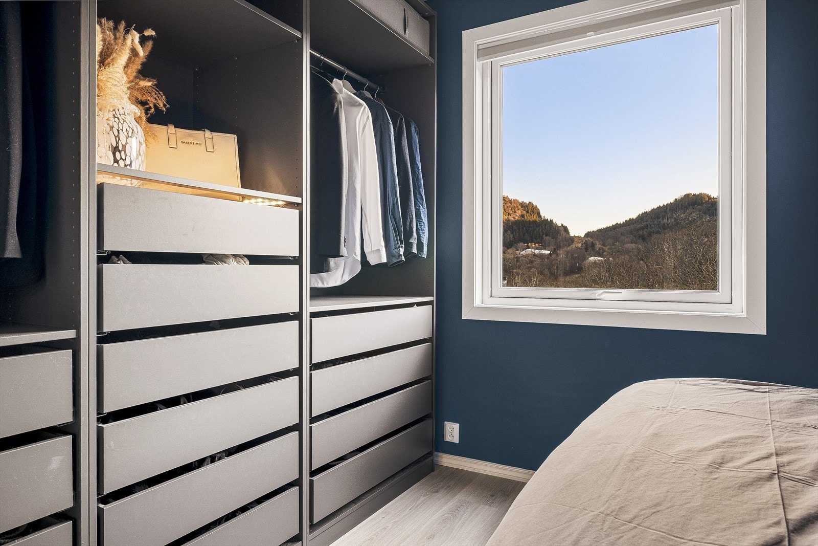 Hovedsoverommet er på 10,5 kvm og er oppusset med nytt laminatgulv, malte overflater og stor garderobe Galleribilde