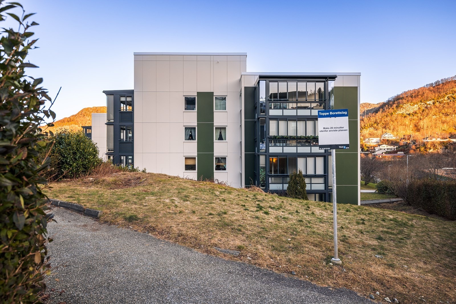 Leiligheten har en gjennomgående praktisk planløsning samt tilhørende to boder i kjeller Galleribilde