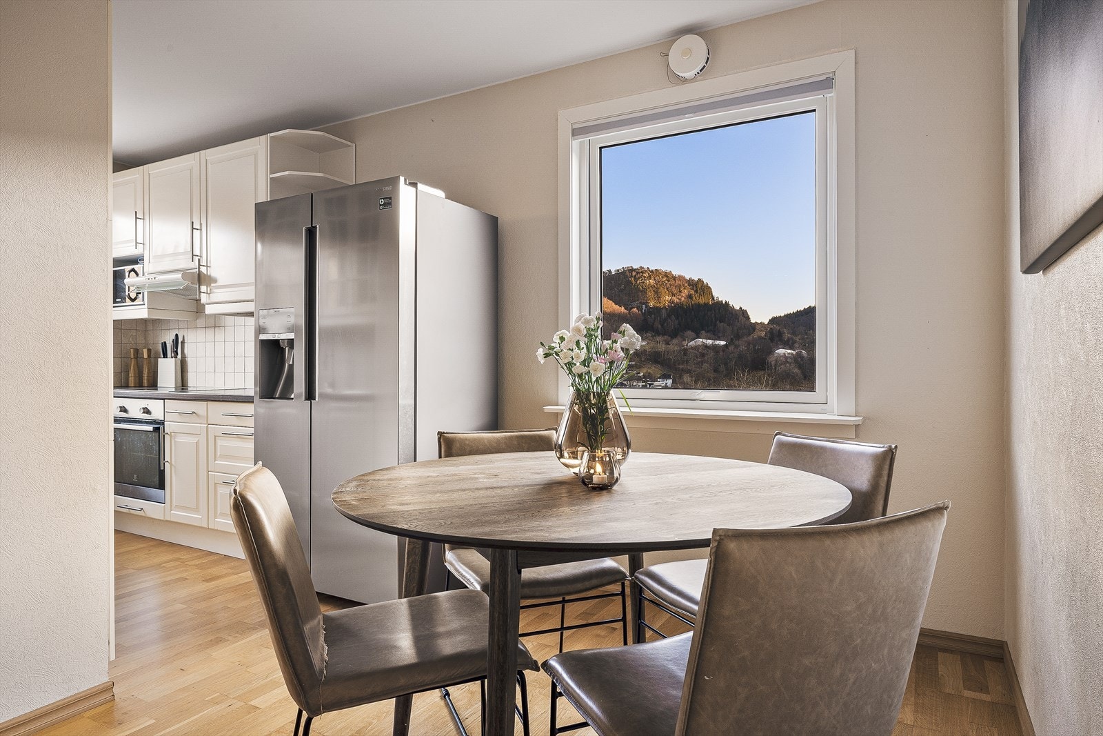 Spisestue som har åpen løsning videre til kjøkkenet Galleribilde