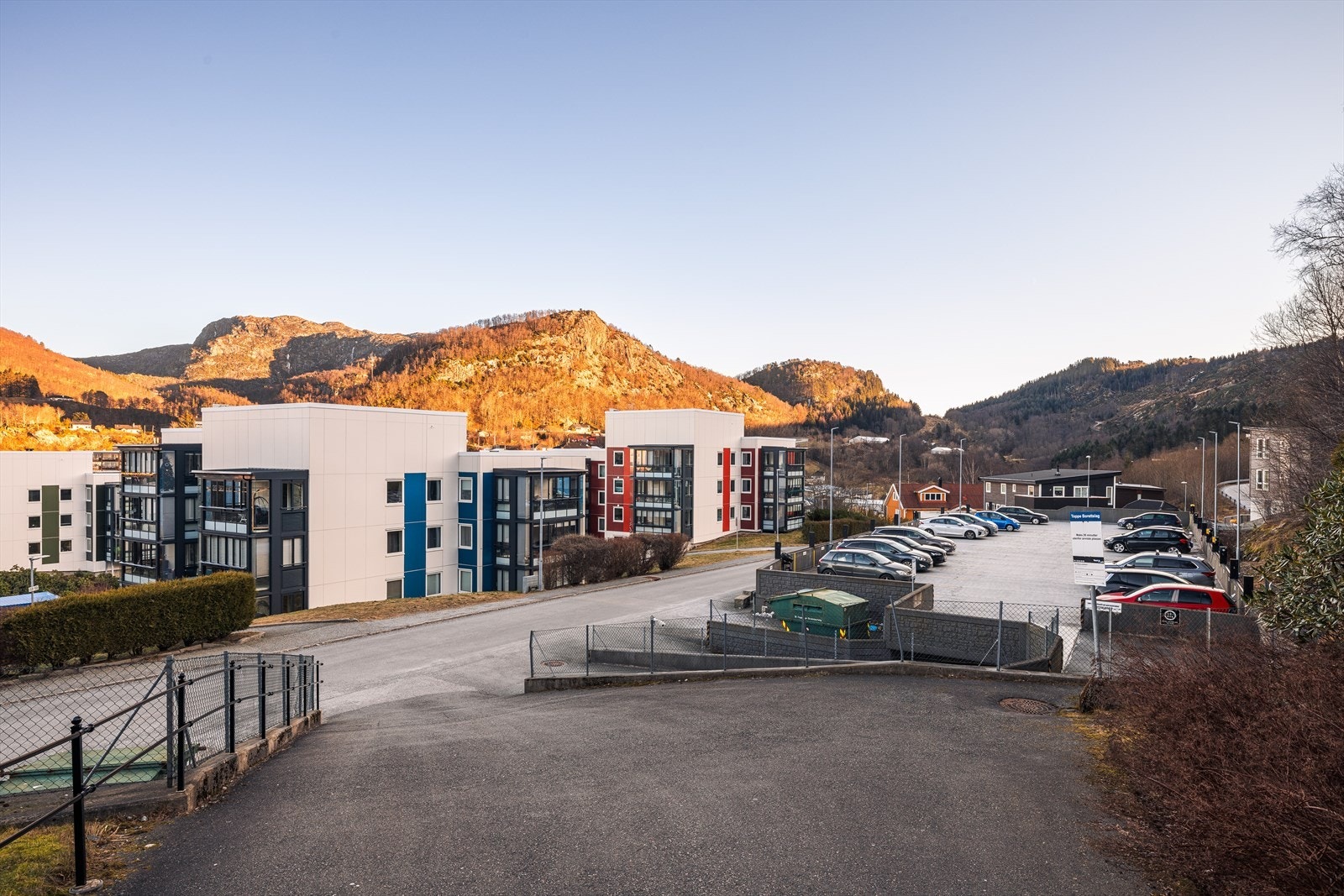 Her bor du rolig til i et etablert nabolag, men samtidig med nærhet til alt det Åsane har å by på Galleribilde