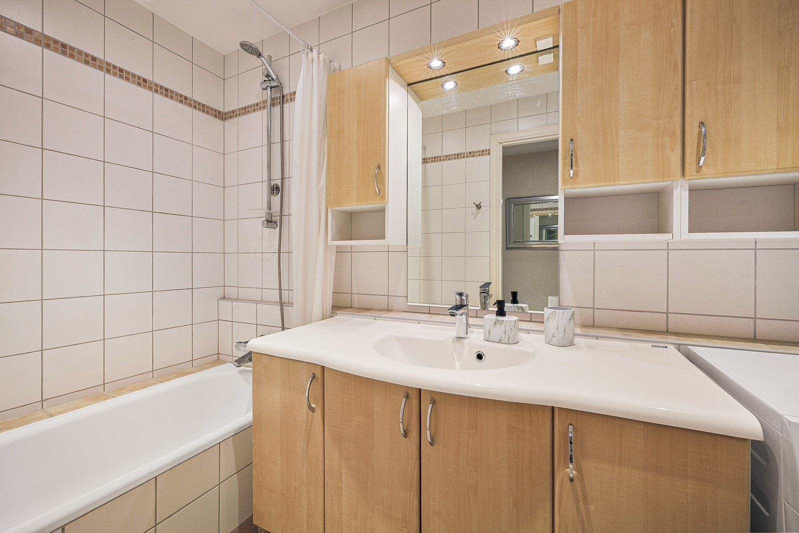 Bad har fliser på gulv og vegger med varmekabler i gulv Galleribilde