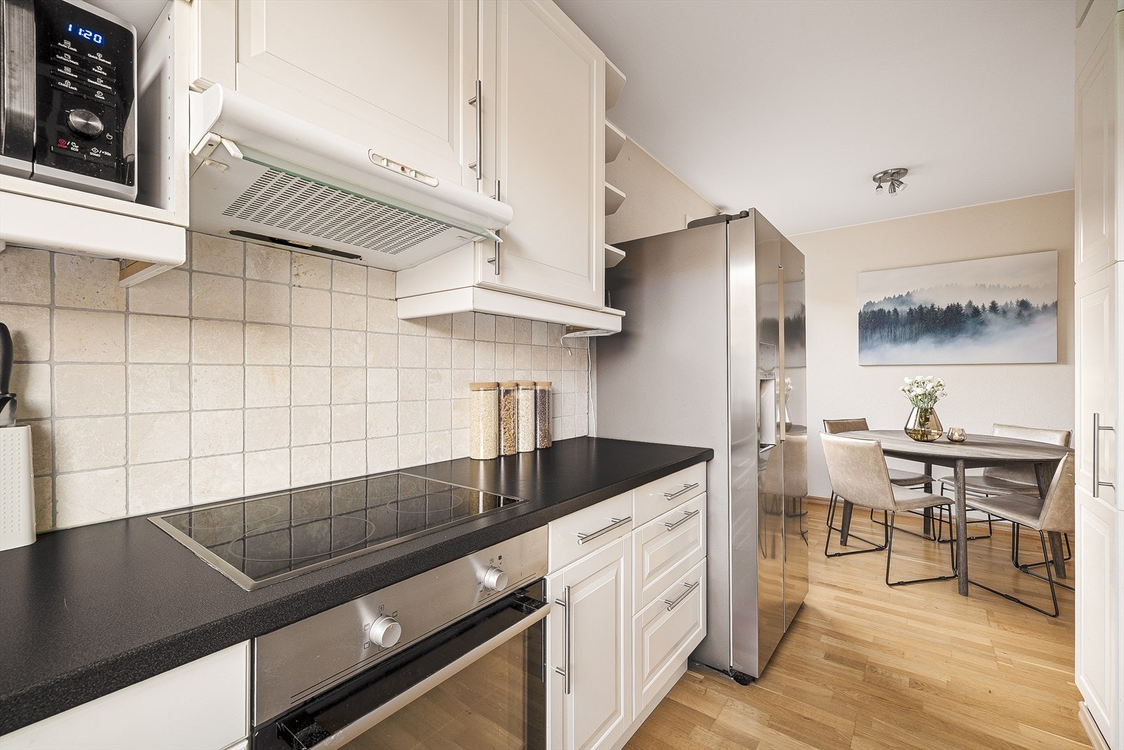 Laminat benkeplate med fliser på vegg mellom benkeplate og overskap Galleribilde