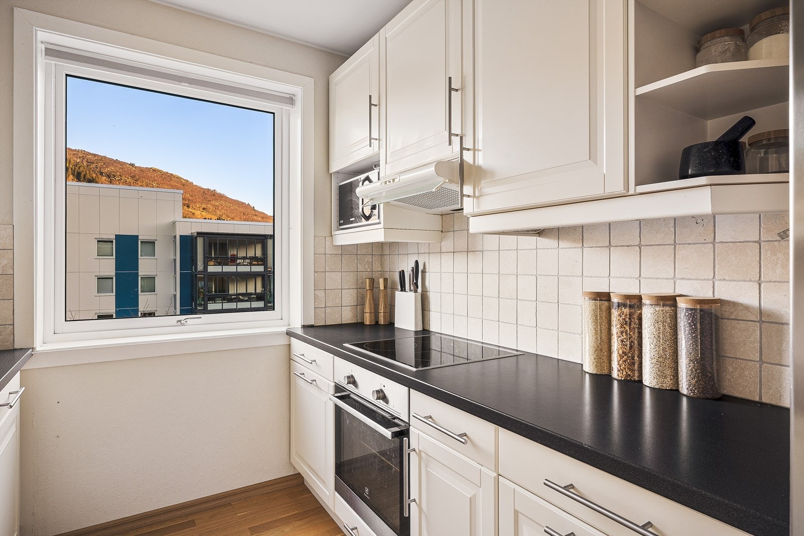 Praktisk løsning gir godt med benk- og skapplass Galleribilde