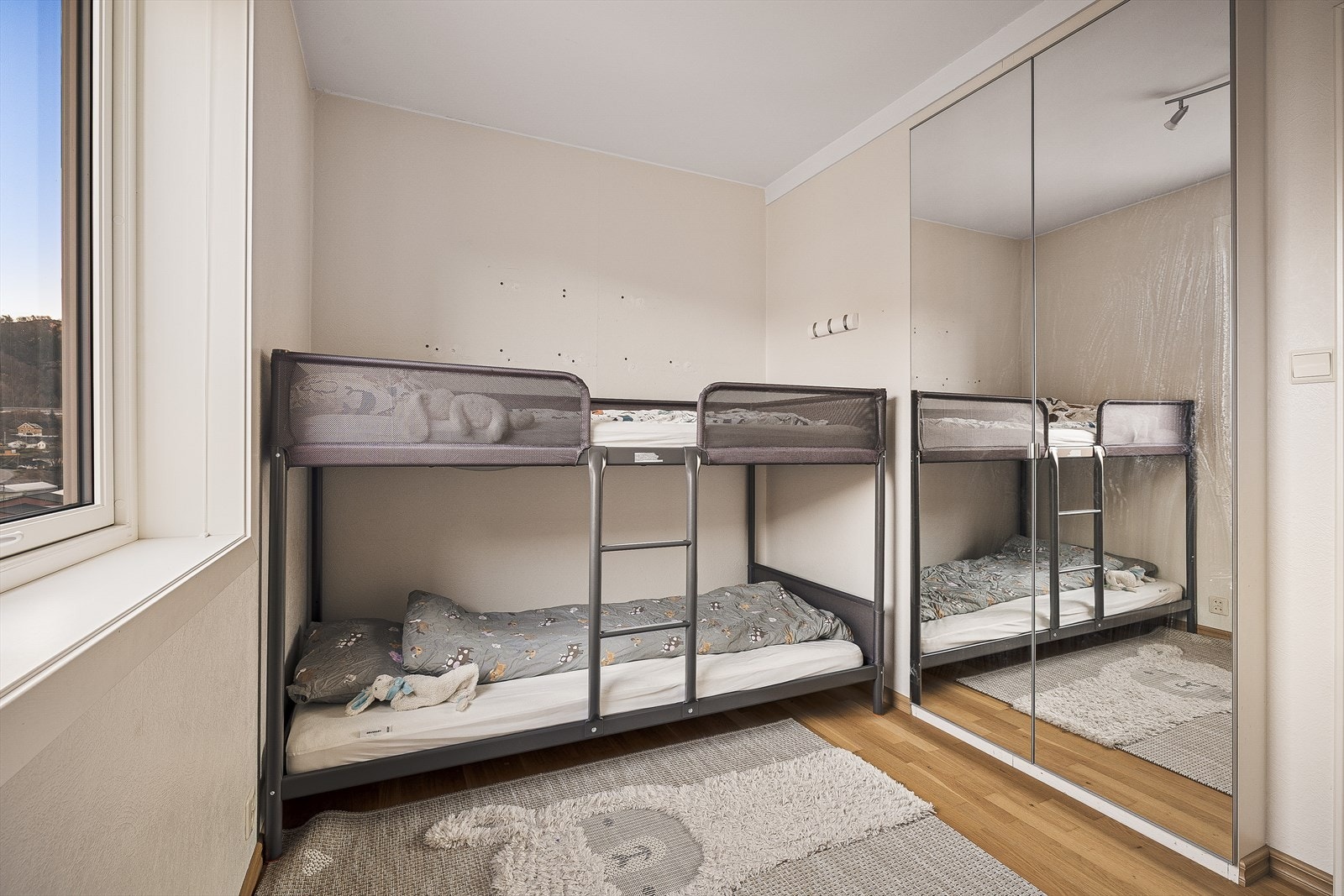 De to andre soverommene har begge parkett på gulv og garderobeskap med speilfronter Galleribilde