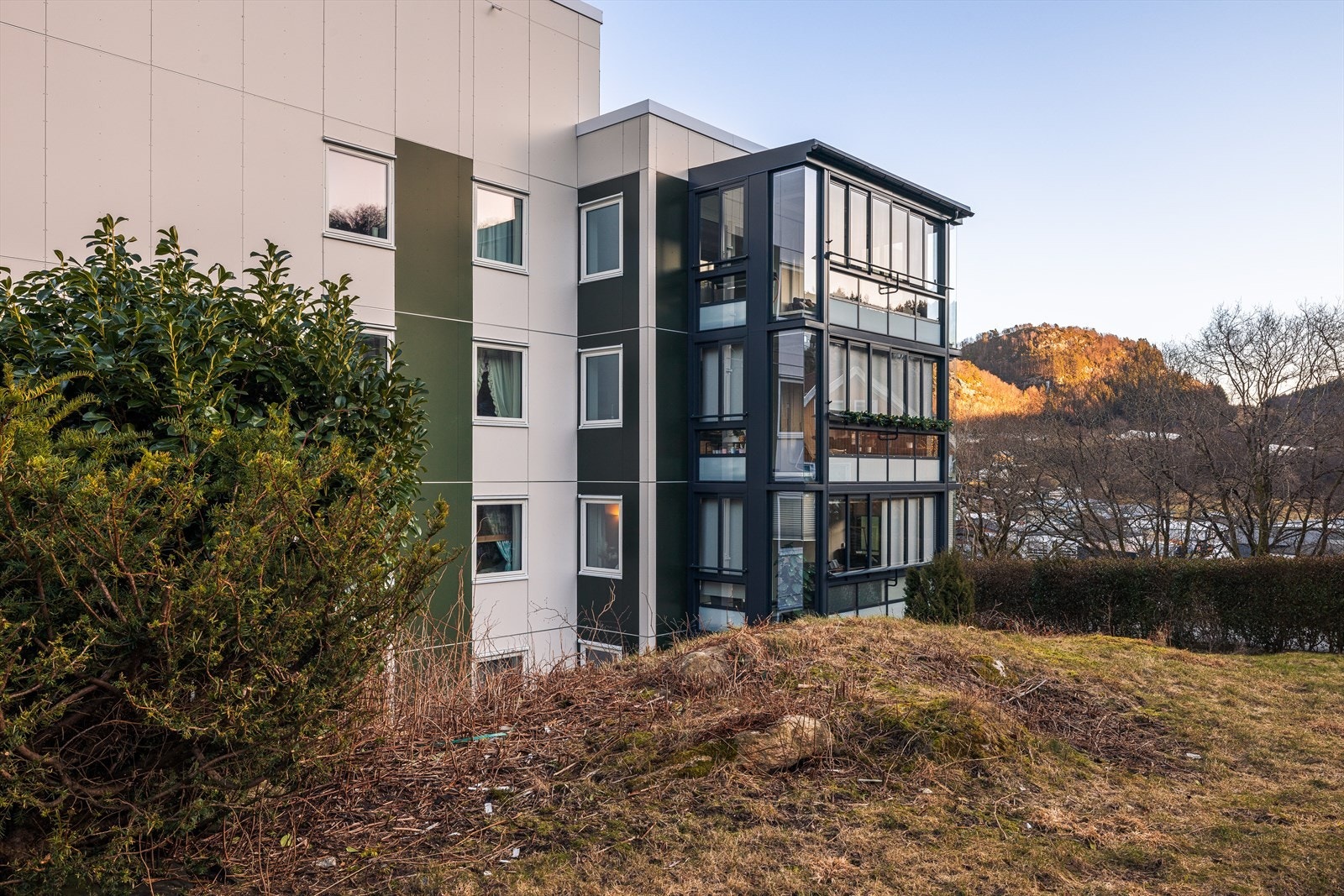 Beliggenheten er barnevennlig, med gangavstand til skoler, barnehager, bussholdeplass og flotte turmuligheter Galleribilde