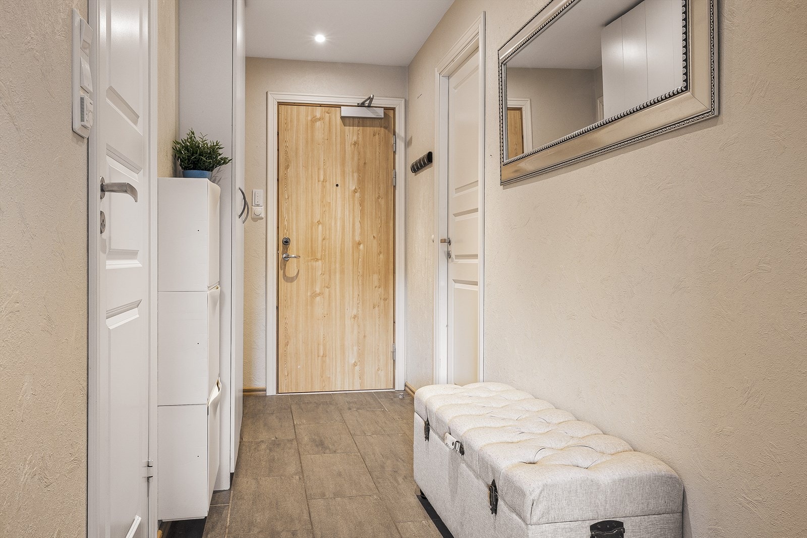 Romslig entré/gang med plass til yttertøyet Galleribilde